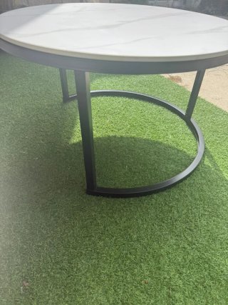 Sofá y mesa de terraza beige y blanco
