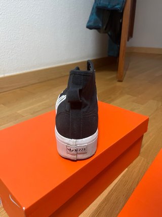 Zapatillas Adidas Altas Negras y Blancas