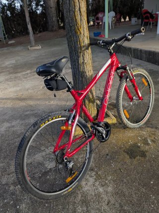 Bicicleta de montaña GHOST roja