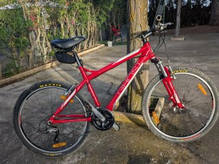 Bicicleta de montaña GHOST roja