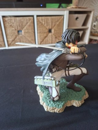 Figura Levi Ackerman Attack on Titan con caja