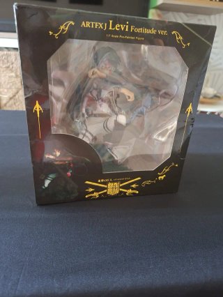 Figura Levi Ackerman Attack on Titan con caja