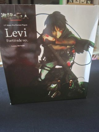 Figura Levi Ackerman Attack on Titan con caja
