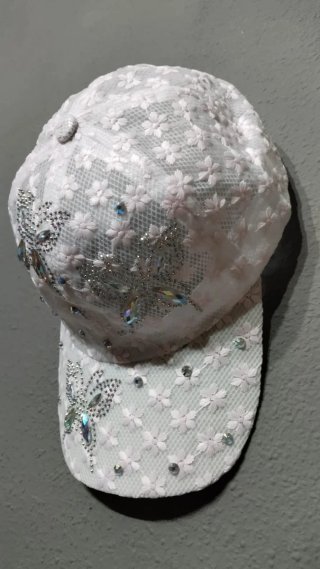 Gorra rosa con adornos de mariposa