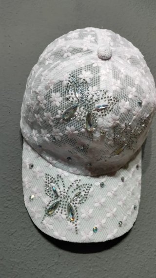 Gorra rosa con adornos de mariposa