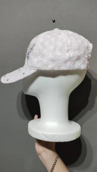 Gorra rosa con adornos de mariposa