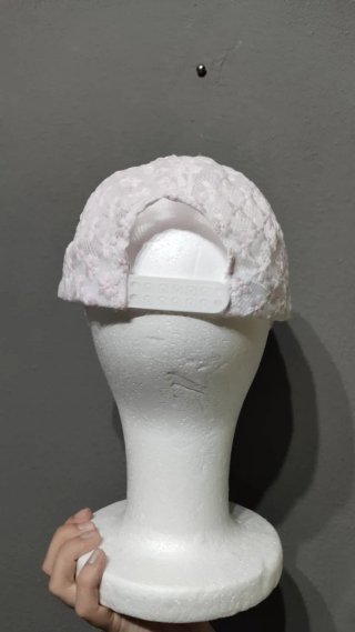 Gorra rosa con adornos de mariposa