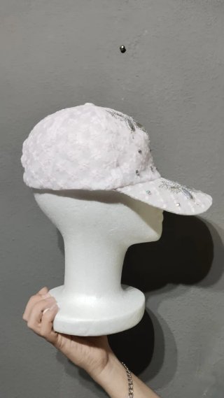 Gorra rosa con adornos de mariposa