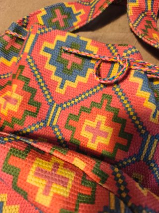 Bolso bombonera multicolor con borla