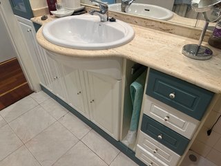 Mueble de baño verde y blanco