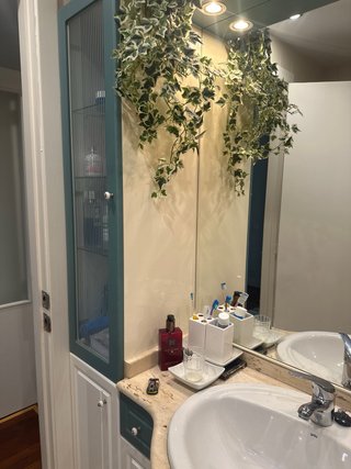 Mueble de baño verde y blanco