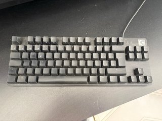 MESA Y SILLA GAMING, TECLADO Y RATON, ALFROMBRILLA
