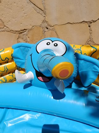 Piscina infantil hinchable  con surtidor elefante,