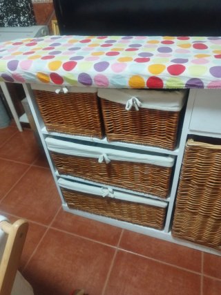 Mueble de planchar madera y mimbre