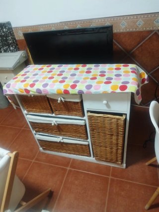 Mueble de planchar madera y mimbre