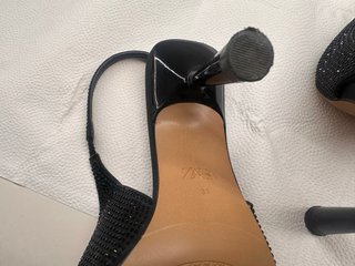 Zapatos de tacón negros con pedrería