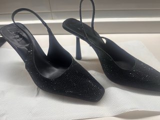 Zapatos de tacón negros con pedrería