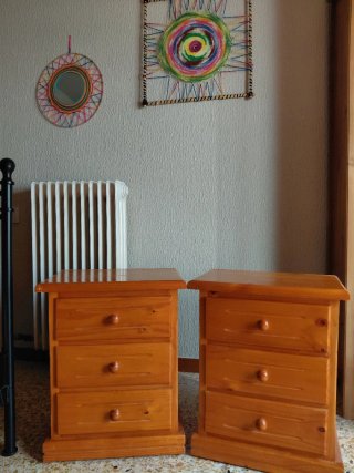 Cama matrimonio madera maciza y dos mesitas