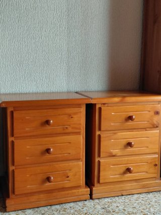 Cama matrimonio madera maciza y dos mesitas