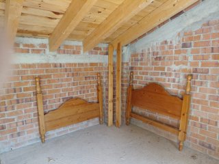 Cama matrimonio madera maciza y dos mesitas