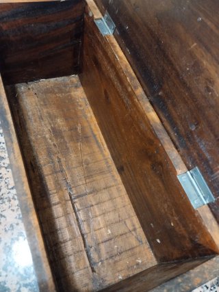 Conjunto baúl y caja de madera decorada