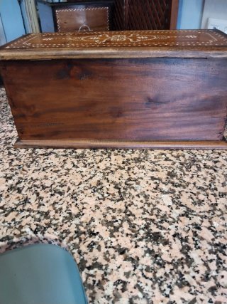 Conjunto baúl y caja de madera decorada