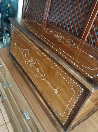 Conjunto baúl y caja de madera decorada