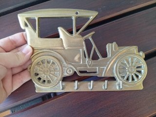 Colgador llaves bronce coche antiguo 16cm