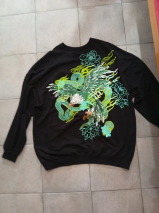 Sudadera negra con estampado de serpiente