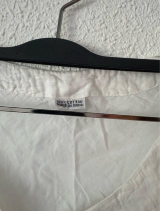 Camiseta blanca de algodón con pedrería