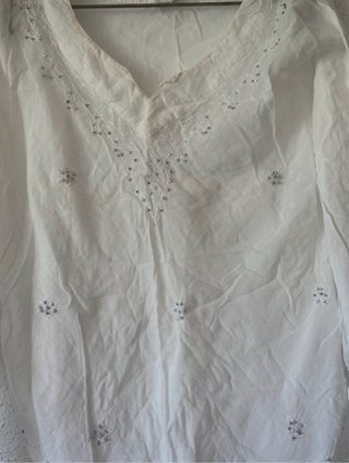 Camiseta blanca de algodón con pedrería
