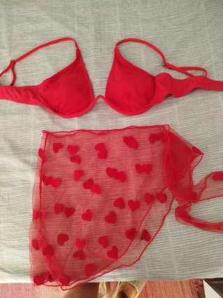 Bikini rojo con corazones