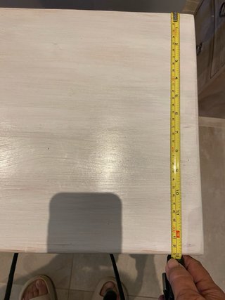 Mesita de noche de madera pintada de blanco