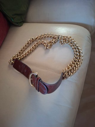 Cintura pelle e catena dorata anni 70