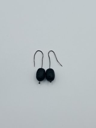 Pendientes artesanales de lava negra