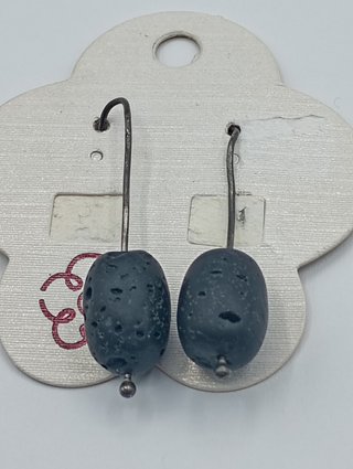 Pendientes artesanales de lava negra