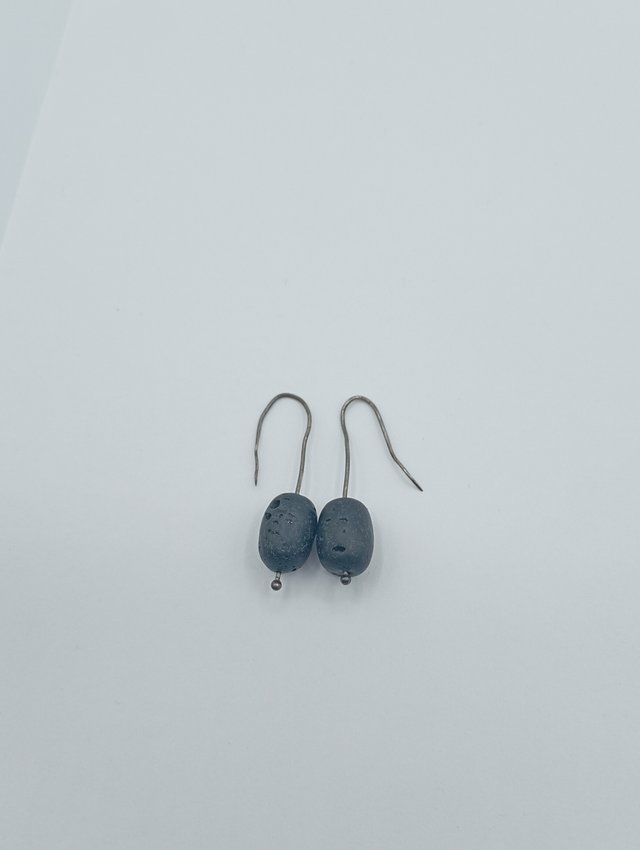 Pendientes artesanales de lava negra
