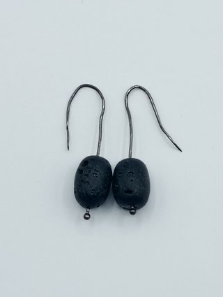 Pendientes artesanales de lava negra