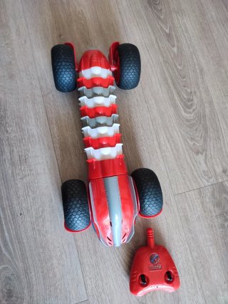 Coche teledirigido rojo y gris