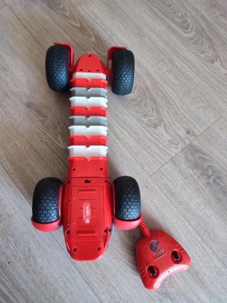 Coche teledirigido rojo y gris