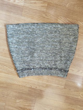 Prenda dorada y gris con flecos