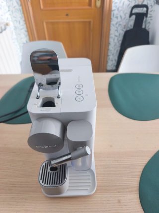 Cafetera Nespresso De'Longhi Lattissima One
