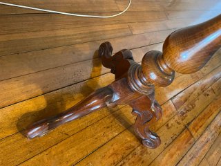 Mesa auxiliar de madera tallada