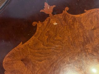 Mesa auxiliar de madera tallada