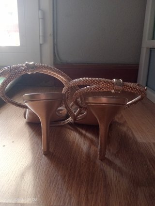 Sandalias doradas Primadonna con pedrería