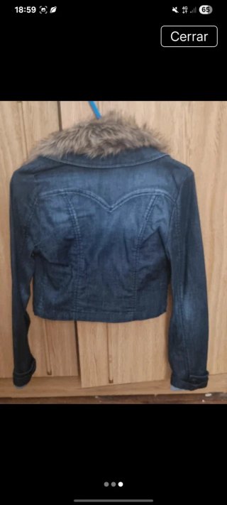 Chaqueta vaquera crop top con pelo
