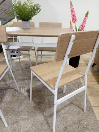 Conjunto de Mesa con 4 Sillas acabado madera