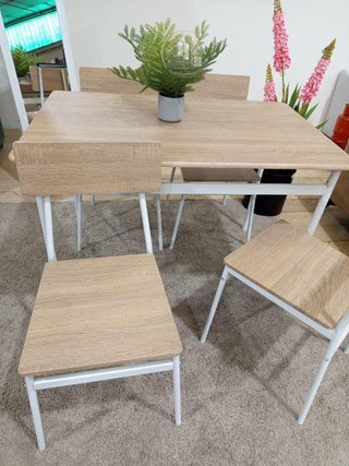 Conjunto de Mesa con 4 Sillas acabado madera