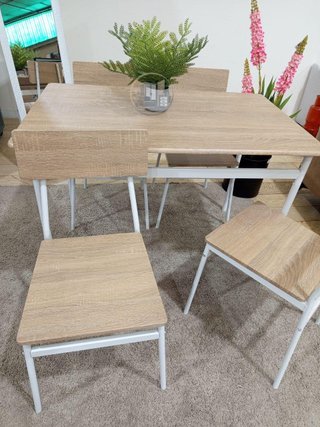 Conjunto de Mesa con 4 Sillas acabado madera