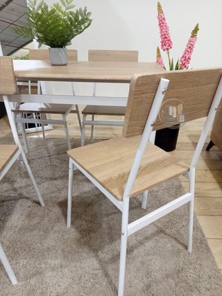 Conjunto de Mesa con 4 Sillas acabado madera
